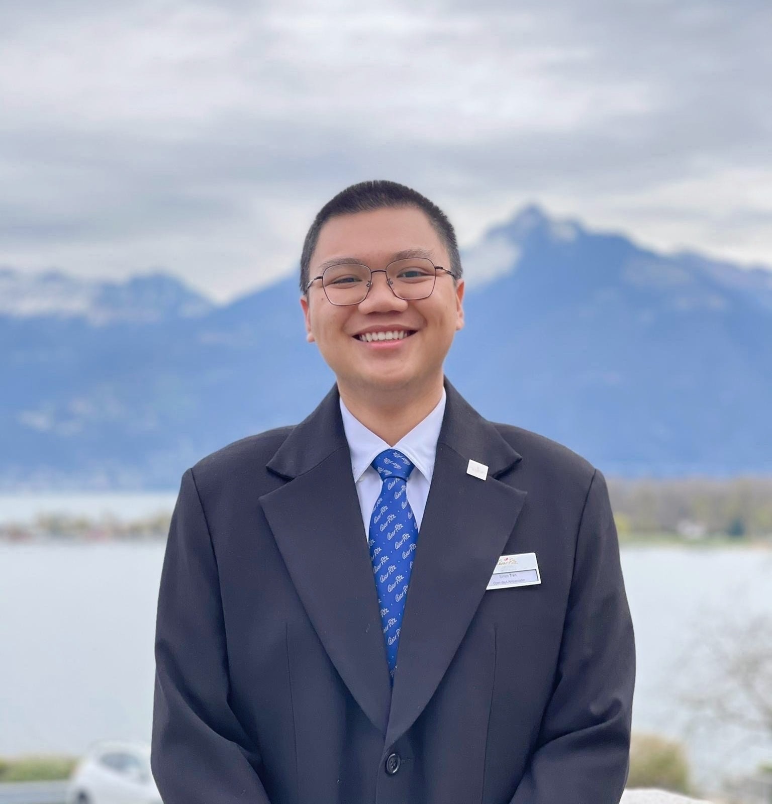 Tín trong ngày nhậm chức Chủ tịch Diễn đàn Đại sứ Sinh viên (Student Ambassador Forum) của CAAS, kỳ mùa Xuân năm 2021 - nơi dạy cho Tín những bài học đầu tiên về quản trị, chiến lược, làm việc đội nhóm. Ảnh: NVCC