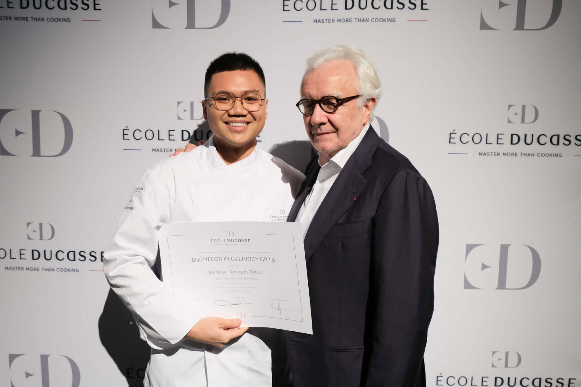 Ngày tốt nghiệp tại École Ducasse khép lại những năm tháng khổ luyện, đồng thời mở ra một chương mới đầy tự hào khi Tín nhận được sự khích lệ, được tiếp lửa bởi người thầy vĩ đại Alain Ducasse - một trong những biểu tượng lớn nhất của nền ẩm thực thế giới. Ảnh: NVCC